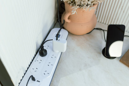 Belkin 8-Outlet Surge Protection Strip with 2,4 Amp USB Charging, White/Grey (BSV804au2M)