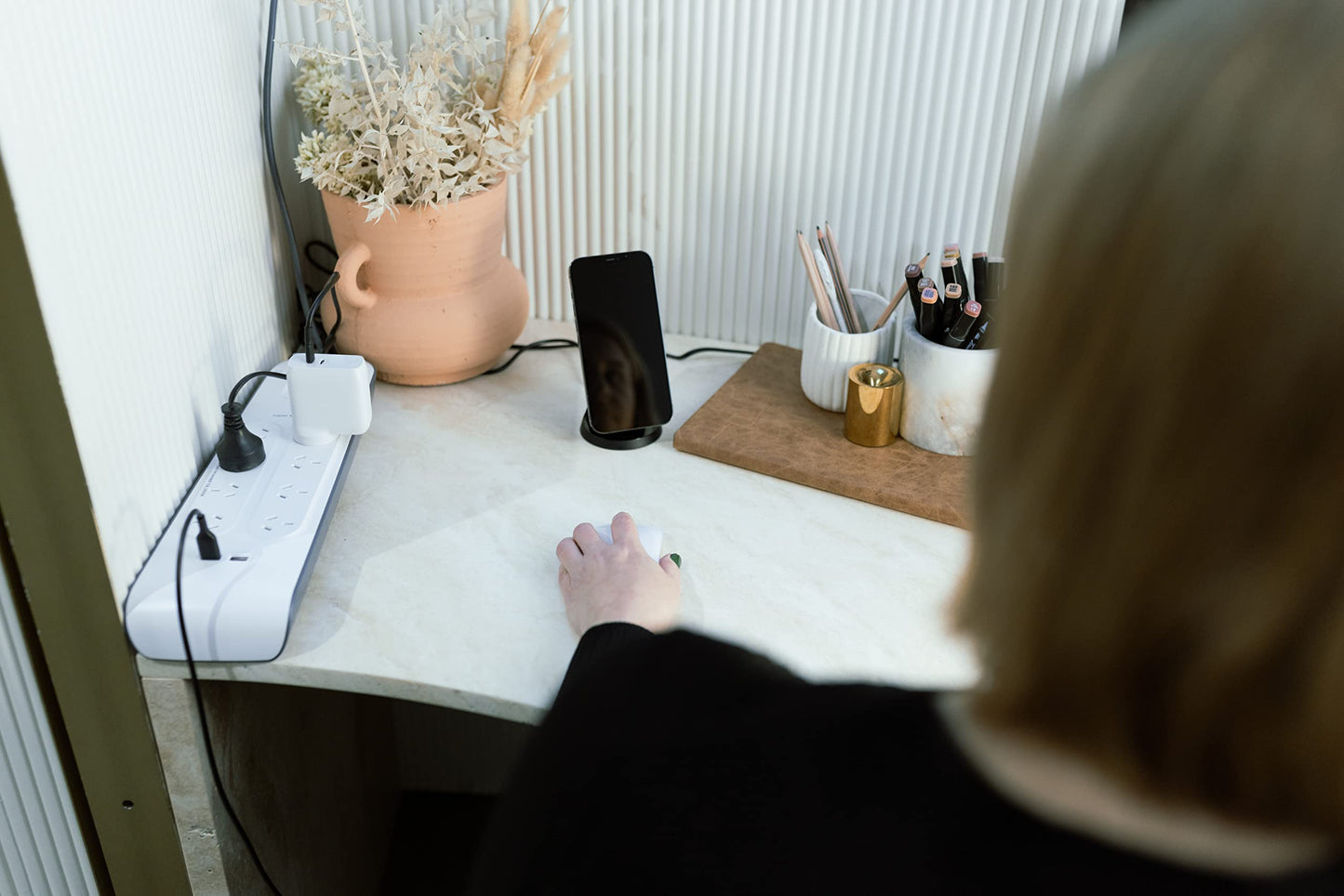 Belkin 8-Outlet Surge Protection Strip with 2,4 Amp USB Charging, White/Grey (BSV804au2M)