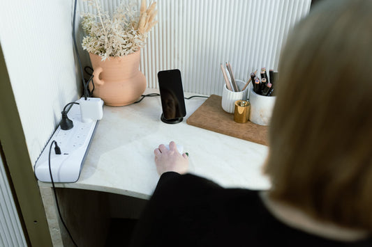 Belkin 8-Outlet Surge Protection Strip with 2,4 Amp USB Charging, White/Grey (BSV804au2M)